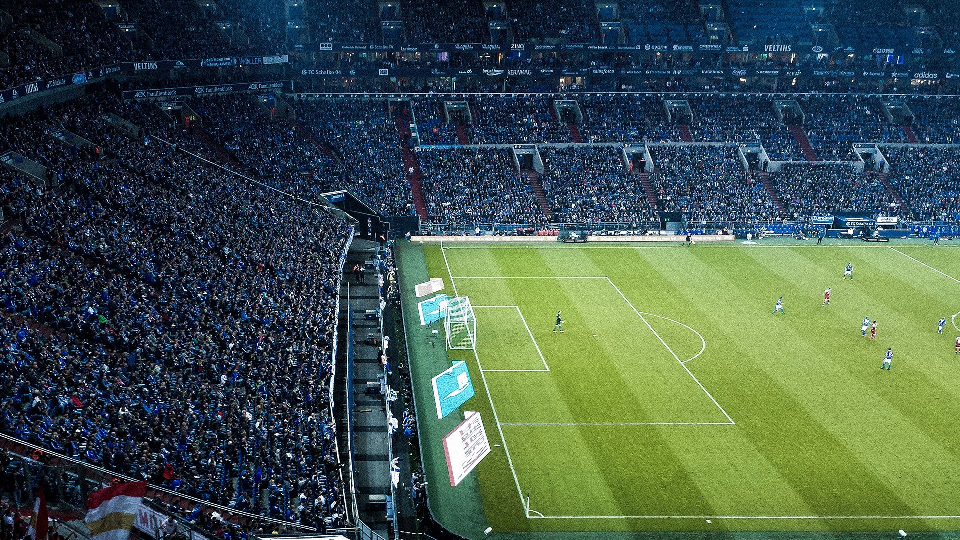 女孩去雪山双板滑雪，不料板子突然掉落，硬是用双脚滑行，滑雪双板摔倒怎么起来