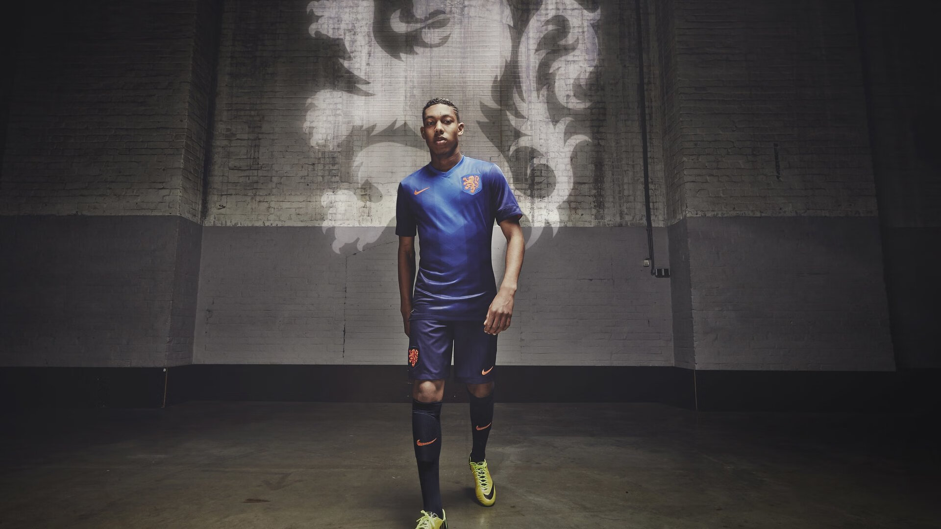 球队在欧冠中借助主场球迷优势夺下重要三分,欧冠球迷冲进球场